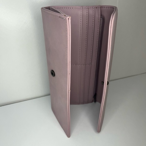 💜 Universal Thread Slim Wallet 💜 - Picture 2 of 3
